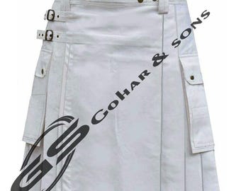 Könnte beinhalten: Weißer Kilt mit Falten, Taschen und verstellbaren Schnallen. Der Kilt hat messingfarbene Hardware und den Text "Gohar & Sons" diagonal auf der Vorderseite aufgedruckt. Ein traditionelles Kleidungsstück.