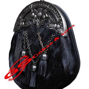 K&ouml;nnte beinhalten: Eine schwarze Sporran mit einem dekorativen Metall-Cantle mit Distelmotiven. Die Sporran hat einen Pelzk&ouml;rper, Metallkettenquasten und eine Lederunterlage. Der Text "Collar & Sons" ist rot sichtbar.