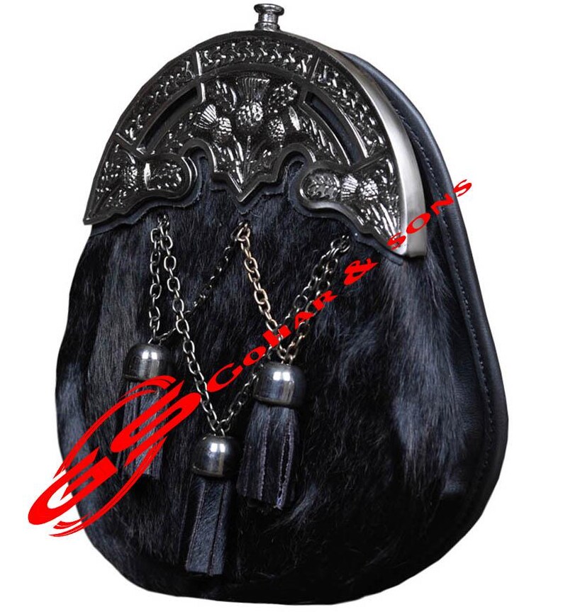 K&ouml;nnte beinhalten: Eine schwarze Sporran mit einem dekorativen Metall-Cantle mit Distelmotiven. Die Sporran hat einen Pelzk&ouml;rper, Metallkettenquasten und eine Lederunterlage. Der Text "Collar & Sons" ist rot sichtbar.