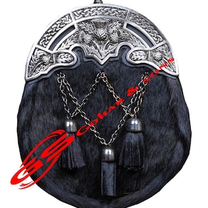 K&ouml;nnte beinhalten: Ein schwarzer Fell-Sporran mit einem dekorativen silberfarbenen Metall-Cantle mit einem Distel-Design. Der Sporran hat silberne Kettentrossen und einen Metallaufsatz. Traditionelles schottisches Accessoire.