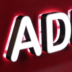 Letreros luminosos de acero 3D, caja de luz acrílica con luz frontal LED, producción de letreros publicitarios de pared de fondo