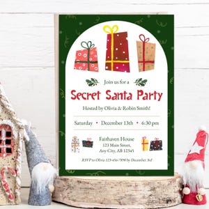 Può includere: Invito a tema natalizio per una Secret Santa Party. L'invito presenta tre scatole regalo illustrate e il testo "Secret Santa Party". I dettagli della festa includono data, ora e luogo.