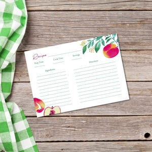 Puede incluir: Una tarjeta de recetas blanca con ilustraciones de acuarela de melocotones y hojas. La tarjeta tiene secciones para el tiempo de preparación, el tiempo de cocción, los ingredientes, las porciones y las instrucciones. Un paño a cuadros verde y blanco está en el fondo.