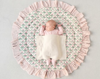 Tappeto da gioco trapuntato con stampa a blocchi e bordo arricciato, diametro 117 cm, cotone.
