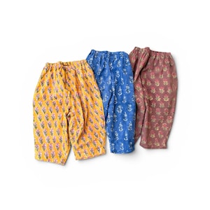 Puede incluir: Tres pantalones estampados en amarillo, azul y granate. Cada par presenta un diseño floral. Los pantalones están hechos de una tela ligera y tienen una cintura elástica. Adecuado para uso casual.