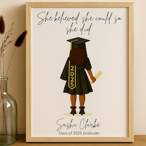 Stampa di laurea personalizzata ClayLife™ – Poster con cornice in legno su carta opaca di alta qualità – Regalo con nome personalizzato, ragazza con diploma della classe del 2025