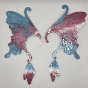 Blauwwitte en roze vlindervleugel harsoormanchetten – grillige blauwe, roze en witte statement-sieraden