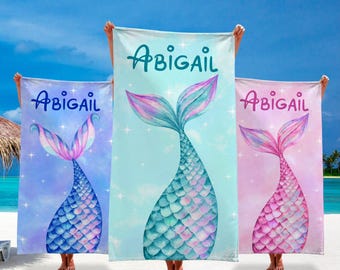 Serviette de plage pour enfants avec nom personnalisé queue de sirène, accessoires de fête personnalisés sirène, cadeau d'anniversaire de serviette de piscine cousine équipage pour les enfants, cadeau de vacances