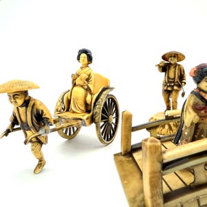 Vintage made in Japan beeldjesset – ossenwagen, riksja, brugscène – handgeschilderde kunstivoorhars – 7-delige display