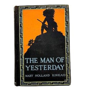 Pode incluir: Um livro vintage intitulado "The Man of Yesterday" de Mary Holland Kinkaid. A capa apresenta uma silhueta preta de uma figura nativa americana contra um fundo laranja. O título é branco, com uma borda decorativa.