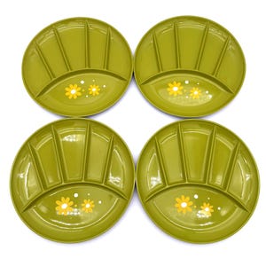 Set of 4 Vintage Green Melamine Divided Plates with Daisy Design – Retro Picnic & Camping Dishware