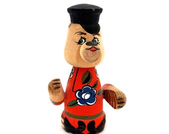 Ręcznie malowana drewniana figurka ludowa – ZSRR – datowana na 1991 r.