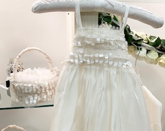 Vestido de niña de las flores con encaje francés y lentejuelas, con cesta a juego / Alta costura color marfil