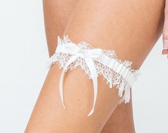 Mimi : Una delicada liga de boda de encaje francés festoneado