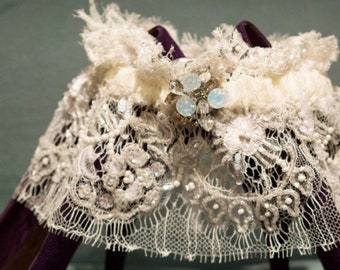 Mathilde - Lujosa liga de boda de encaje francés con cuentas con toque creativo Swarovski Crystal Brooch