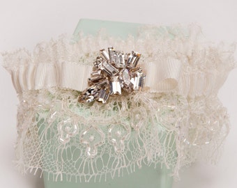 Adèle - Delicada liga de boda de encaje francés con toque creativo Swarovski Broche de cristal