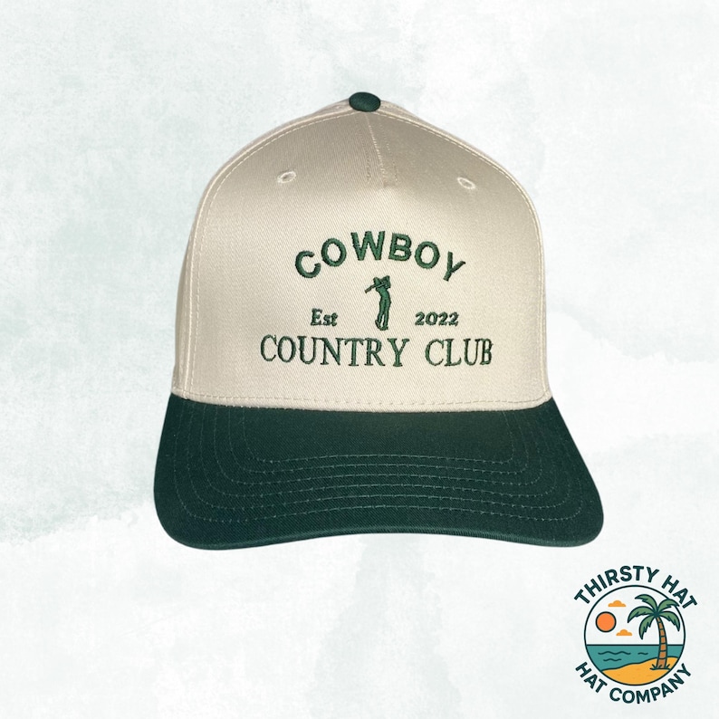 Puede incluir: Una gorra de b&eacute;isbol beige y verde con el texto "COWBOY COUNTRY CLUB" bordado en la parte delantera. El texto "Est 2022" tambi&eacute;n est&aacute; bordado en la parte delantera. Una silueta de golfista est&aacute; bordada entre el texto.
