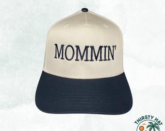 Gorra trucker MOMMIN' bordada / Gorra snapback color crema y negro