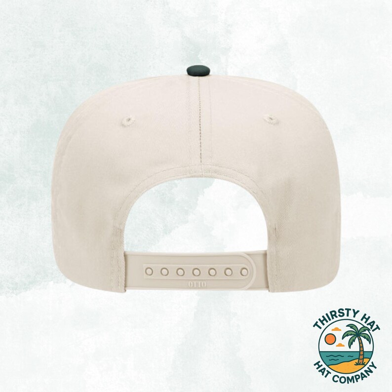 Puede incluir: Una gorra de b&eacute;isbol beige con la parte superior negra y una correa ajustable negra con la palabra "DEVO" impresa.
