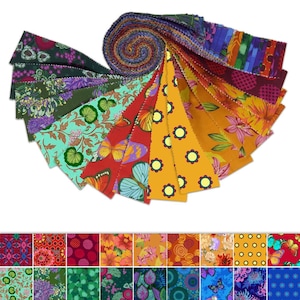 Può includere: Una collezione di strisce di tessuto colorate, a ventaglio per mostrare vari motivi floreali e a farfalla. I tessuti includono tonalità di rosso, arancione, verde e viola, con un rotolo in alto. Ideale per progetti di patchwork e artigianato.