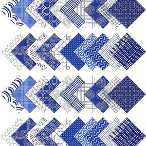 Op de afbeelding: Een set van 36 blauwe en witte gepatroneerde vierkante stoffen. De vierkanten hebben verschillende geometrische en bloemmotieven.