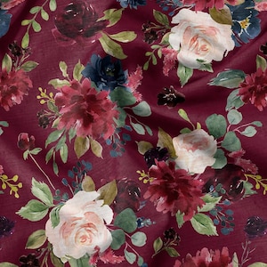 Puede incluir: Una tela burdeos con un estampado floral de acuarela. El diseño presenta flores grandes y detalladas en tonos burdeos, blanco y azul marino, con follaje verde. El efecto general es una estética romántica y vintage.