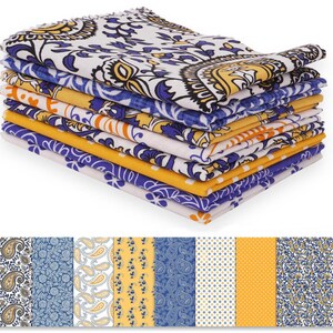 Pode incluir: Uma pilha de guardanapos de tecido dobrados com vários padrões. Os guardanapos apresentam desenhos em branco, azul, amarelo e laranja. Os padrões incluem motivos paisley, florais e pontilhados. Os guardanapos estão empilhados ordenadamente, mostrando a variedade de desenhos.