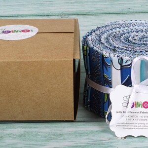 May include: A brown cardboard box with a white label that says "JIMOI" and a roll of pre-cut fabric strips in blue, white, and green patterns. The fabric strips are 2.5 inches wide and 40 strips are included in the roll. The label also says "Jelly Roll - Pre-cut Fabric Strips".