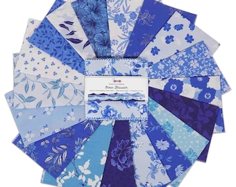 Peut inclure: Un paquet de 18 carrés de tissu bleu et blanc avec des motifs floraux. Les carrés de tissu sont disposés en forme d'éventail. Le paquet est étiqueté "Ocean Blossom".