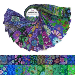 以下が含まれることがあります： 青、緑、紫の色合いのさまざまな花柄がプリントされた、2.5インチのファブリックスクエアが40枚入ったロールです。ファブリックスクエアは扇形に配置され、「Ocean Garden Bliss」とラベル付けされています。