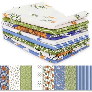 Può includere: Una pila di quadrati di tessuto piegati con vari disegni floreali e a motivi. I tessuti presentano un mix di colori, tra cui bianco, verde, arancione, blu e strisce. La fila inferiore mostra singoli modelli di tessuto.