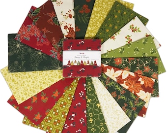 Può includere: Un set di 18 quadrati di tessuto con una varietà di motivi a tema natalizio in rosso, verde e crema. I quadrati sono disposti a forma di ventaglio e hanno il testo "Merry & Bright" sul quadrato centrale.