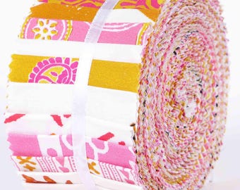 Puede incluir: Un rollo de tiras de tela en tonos rosa, amarillo y blanco, sujeto con una cinta blanca. La tela presenta estampados florales y geométricos. El rollo está bien enrollado, mostrando los bordes de las tiras de tela. Ideal para acolchar.