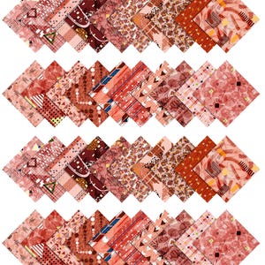 Puede incluir: Una colección de cuadrados de tela en varios tonos de rojo, rosa y marrón. Cada cuadrado presenta un patrón único, que incluye formas geométricas, rayas y diseños florales. Los cuadrados están dispuestos en filas ordenadas.