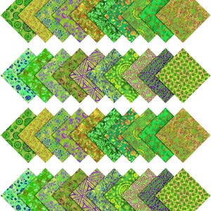 Könnte beinhalten: Ein Set mit 24 grünen Stoffquadraten mit verschiedenen Mustern, darunter florale, geometrische und abstrakte Designs. Die Quadrate sind in vier Reihen mit jeweils sechs Quadraten angeordnet, wobei jede Reihe leicht versetzt zur darüberliegenden Reihe ist.