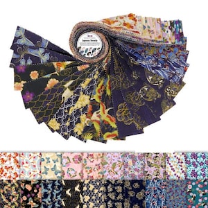 Può includere: Una collezione di quadrati di tessuto a tema giapponese in vari colori e motivi. Il tessuto presenta disegni floreali, di uccelli e geometrici nelle tonalità del blu, oro, viola e rosso. Il tessuto è disposto a spirale con un'etichetta che recita "Japanese Serenity".