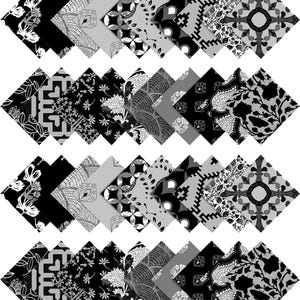 Puede incluir: Un conjunto de 20 cuadrados de tela en blanco y negro con varios patrones geométricos y florales. Los cuadrados están dispuestos en cuatro filas de cinco, con cada fila desplazada de la que está arriba.