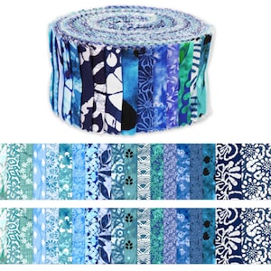 Könnte beinhalten: Ein gerolltes Bündel aus Stoffstreifen in Blau- und Weißtönen. Die Streifen weisen florale und abstrakte Muster auf. Der Stoff ist wahrscheinlich Baumwolle, geeignet für Quilten oder andere Bastelprojekte. Das Bündel hat einen Durchmesser von ca. 20 cm.