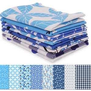 Könnte beinhalten: Ein Stapel gefalteter Stoffquadrate in verschiedenen Blau- und Weißtönen. Die Muster umfassen florale, Blatt- und geometrische Designs. Die Stoffe sind in einem ordentlichen Stapel angeordnet und zeigen die Vielfalt der Drucke.