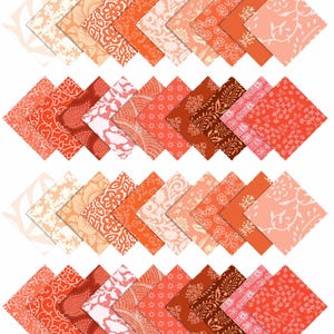 Op de afbeelding: Een verzameling oranje en perzik stoffen vierkanten met diverse bloemen- en paisley patronen. De vierkanten zijn in rijen gerangschikt en tonen een reeks warme tinten en ontwerpen. Ideaal voor quilt- en knutselprojecten.