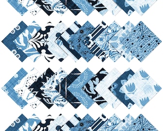 Peut inclure: Un ensemble de carrés de tissu bleus et blancs disposés en losanges. Les carrés présentent divers motifs, notamment floraux, géométriques et abstraits. La palette de couleurs comprend des nuances de bleu clair et foncé, ainsi que du blanc.