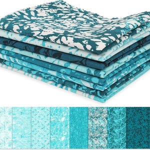 Puede incluir: Una pila de ocho cuadrados de tela en tonos turquesa y azul. El cuadrado superior presenta un patrón abstracto blanco y turquesa. Los otros cuadrados tienen varios patrones y colores lisos. Debajo hay muestras de tela en colores y patrones coordinados.
