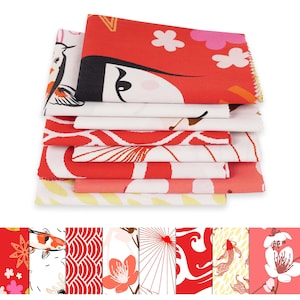 Könnte beinhalten: Ein Stapel bunter Stoffquadrate mit japanisch inspirierten Designs. Die Stoffe weisen rote, weiße und rosa Muster auf, darunter Blumen-, Koi-Fisch- und Geisha-Motive. Die Stoffe sind ordentlich gestapelt und zeigen die Vielfalt der Designs.