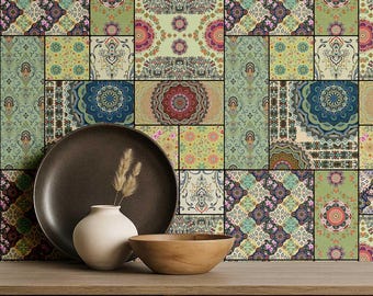Puede incluir: Una pared decorativa con un diseño de patchwork con varios patrones y colores. Un plato marrón grande, un pequeño jarrón blanco con hierba seca y un cuenco de madera se encuentran sobre una superficie de madera frente a la pared.