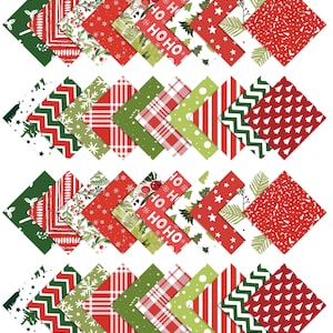 Puede incluir: Un conjunto de cuadrados de tela con temática navideña y diversos diseños. Incluyen árboles verdes, rayas rojas y blancas, copos de nieve y el texto "HO HO HO". Los cuadrados están dispuestos en un patrón de chevrón, ideal para acolchar o manualidades.