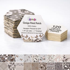 Könnte beinhalten: Stapel sechseckiger Quilting-Papier- und Stoffzuschnitte. Der Stoff weist ein Blumen- und Schmetterlingsdesign in Grau- und Beigetönen auf. Die Verpackung trägt die Aufschrift "Greige Petal Patch" und "100% Baumwolle". Die Zuschnitte sind 4.4 cm pro Seite.