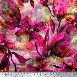 Könnte beinhalten: Ein lebendiger Stoff mit einem Aquarell-Blumenmuster. Das Muster zeigt große, stilisierte Blumen in Rosa- und Magentatönen mit dunklen Akzenten und Grün- und Gelbtönen. Das Design umfasst Blätter und wirbelnde Details.
