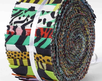 Puede incluir: Un rollo de tiras de tela coloridas, atadas con una cinta blanca. La tela presenta diversos diseños, incluyendo rayas y lunares, en tonos verdes, negros, amarillos y rojos. El rollo está bien enrollado, mostrando los bordes de la tela.