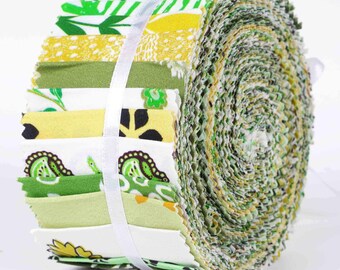 Puede incluir: Un rollo de tiras de tela en tonos verdes y amarillos, atado con una cinta blanca. La tela presenta diseños florales y geométricos. El rollo, bien enrollado, muestra los bordes de la tela.