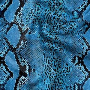 Peut inclure: Motif numérique vibrant avec un motif peau de serpent en bleu et noir. Le design imite les écailles d'un serpent, créant un effet visuel audacieux. Idéal pour divers usages, ce motif est saisissant.
